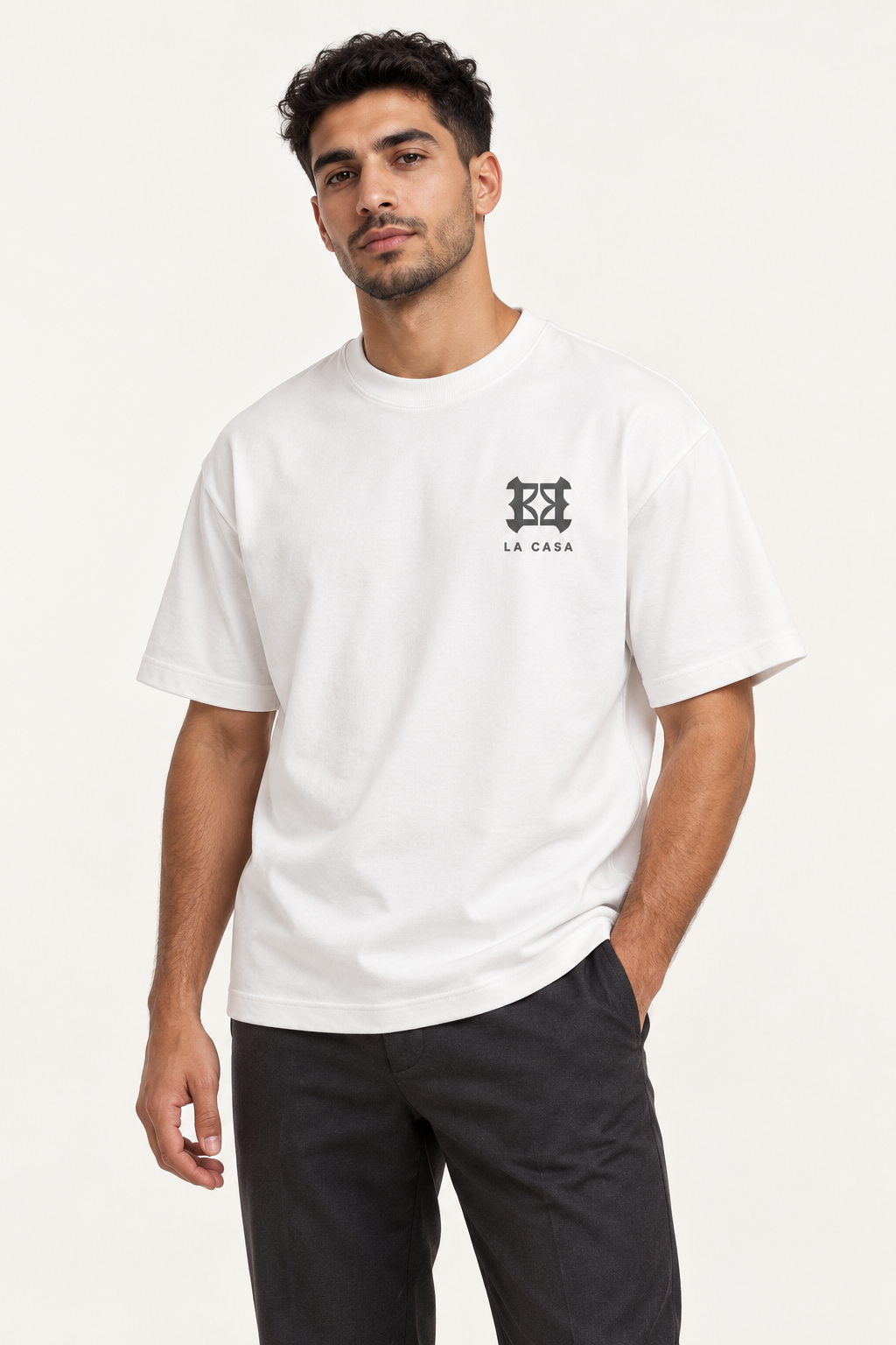LA CASA לבן — המחשת לבישה בסטודיו שנוצרה ב־AI