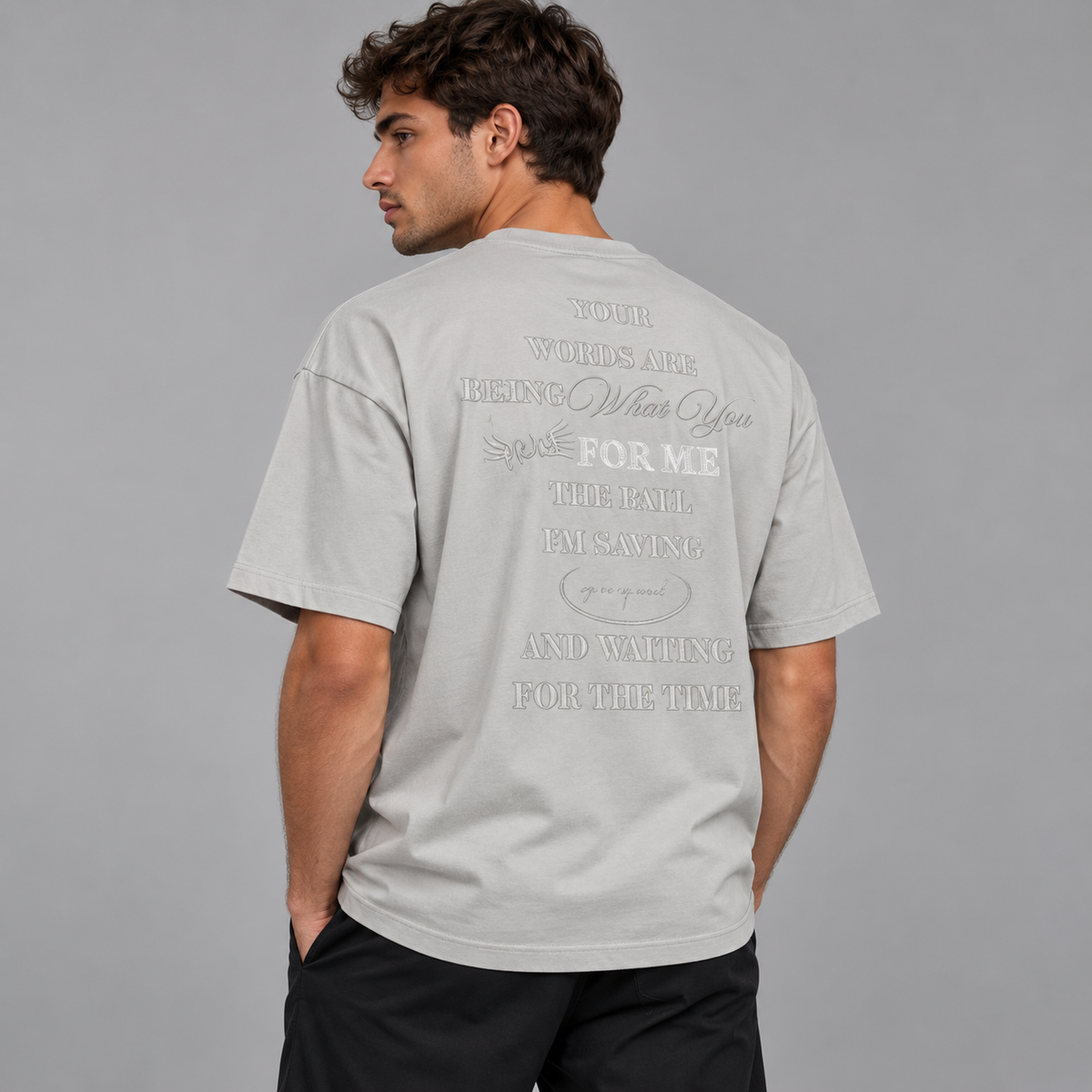 For Me Typography – חולצת טי — המחשת לבישה בסטודיו באמצעות AI