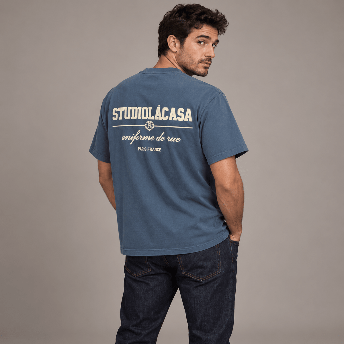 Studio LA CASA – חולצת טי עם הדפס גב - 808 SECRETS